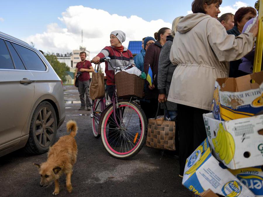 Le persone ricevono aiuti umanitari nel villaggio di Prykolotne, nella regione di Kharkiv. (Epa/ Oleg  Petrasyuk) 