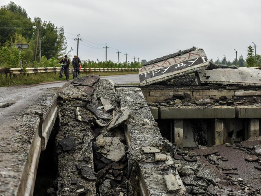 Un ponte danneggiato nella regione di Kharkiv (Epa/ Oleg  Petrasyuk) 