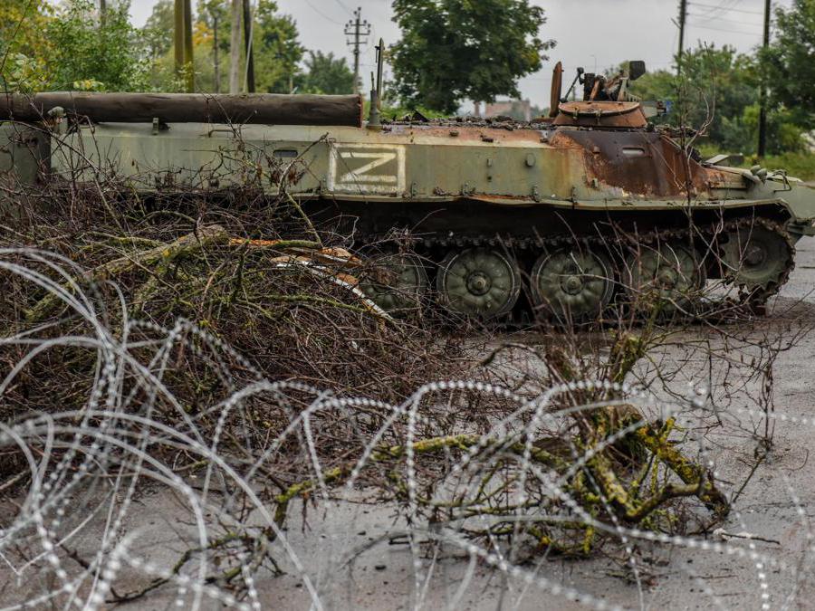 Un mezzo corazzato russo distrutto a Vovchansk, nella regione di Kharkiv.   (Epa/ Oleg  Petrasyuk)