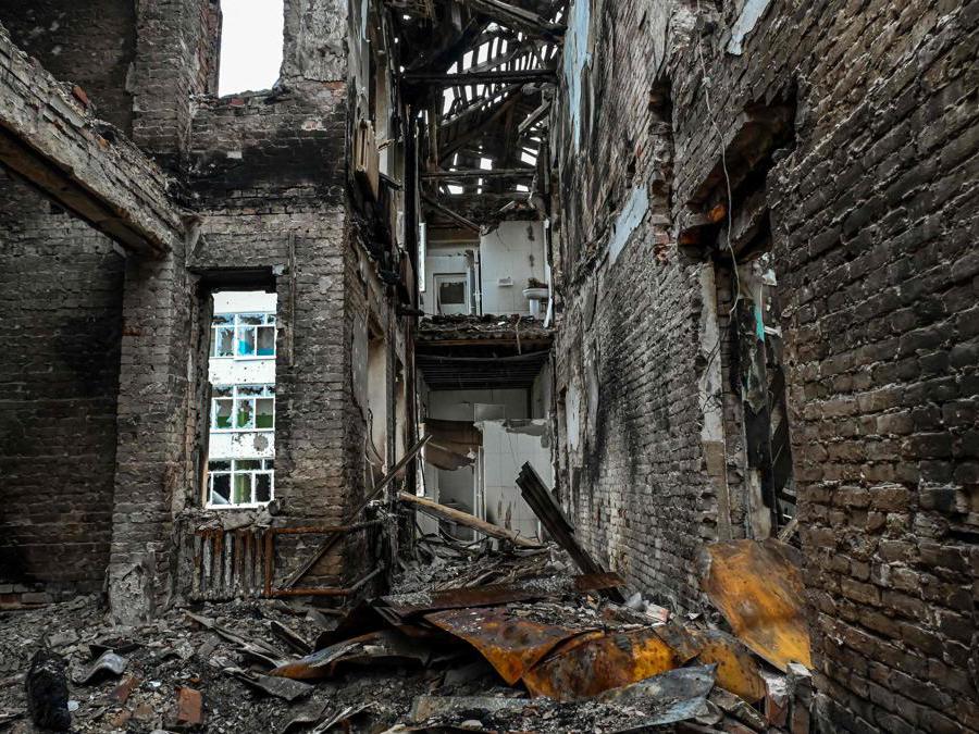 Una scuola distrutta a  Staryi Saltiv, ad est di Kharkiv. (Photo by SERGEY BOBOK / AFP)