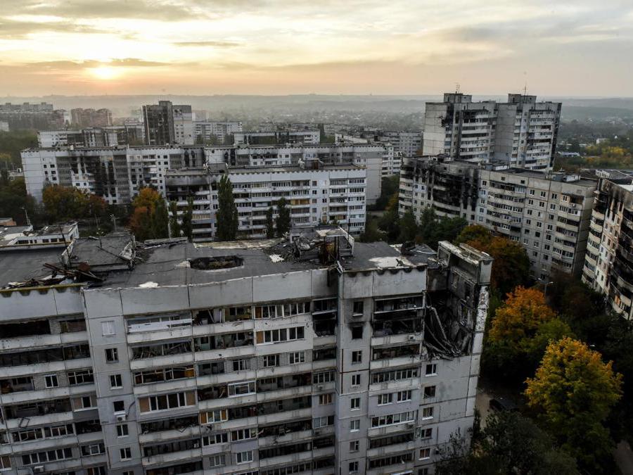 Distretto di Saltivca settentrionale, danneggiato durante il combattimento nella città di Kharkiv. (EPA/OLEG PETRASYUK)