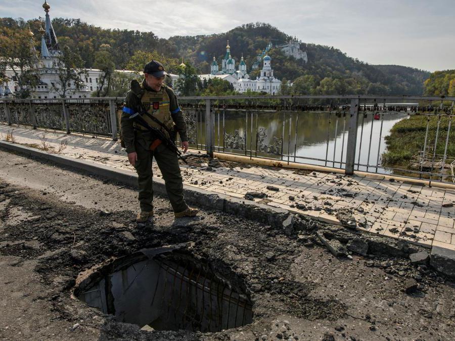Ponte distrutto  nella città di Sviatohirsk nella regione di Donetsk. (Reuters/Vladyslav Musiienko)