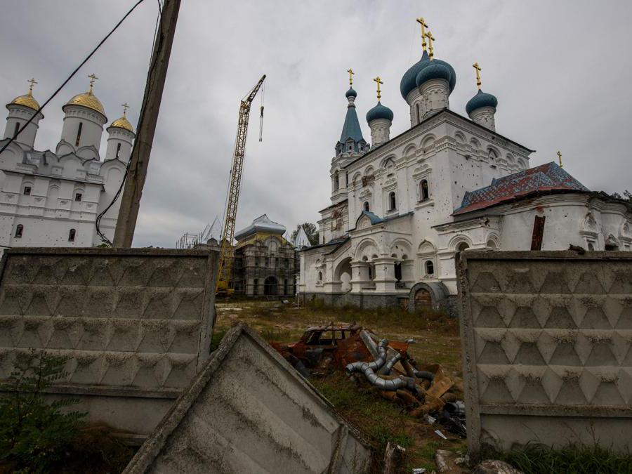Una chiesa danneggiata nella città di Sviatohirsk, regione di Donetsk. (Reuters/Vladyslav Musiienko)