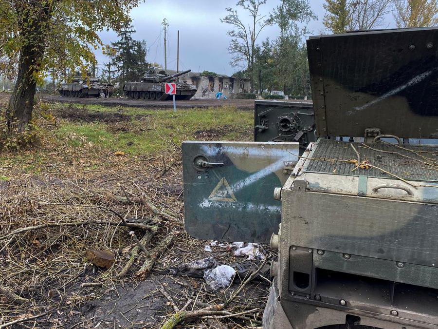 Tank russi abbandonati nel villaggio di  Kurylivka, regione di  Kharkiv.   (Reuters/Vitalii Hnidyi)