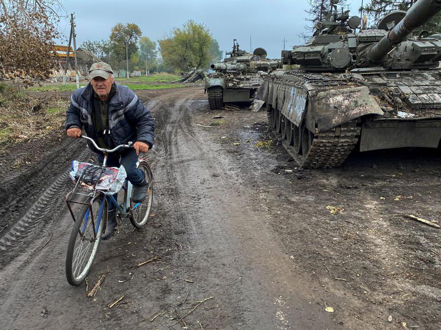 Tank russi abbandonati nel villaggio di  Kurylivka, regione di  Kharkiv.   (Reuters/Vitalii Hnidyi)