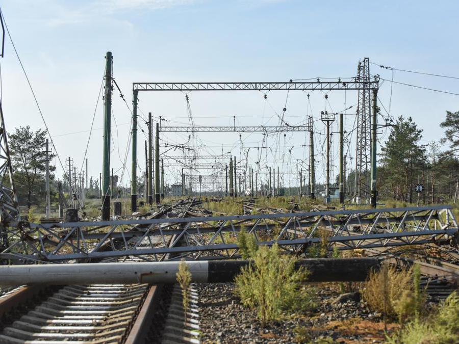 Linea ferroviaria distrutta a Sviatohirsk, regione di  Donetsk. (Epa / Okeg Petrasyuk)