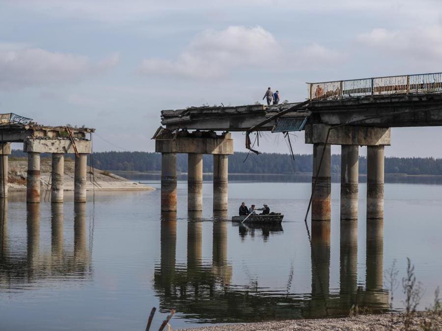 Civili ucraini attraversano in barca  il fiume Siverskyi Donets vicino al ponte distrutto di Staryi Saltiv, est di Kharkiv ( EPA/ATEF SAFADI)