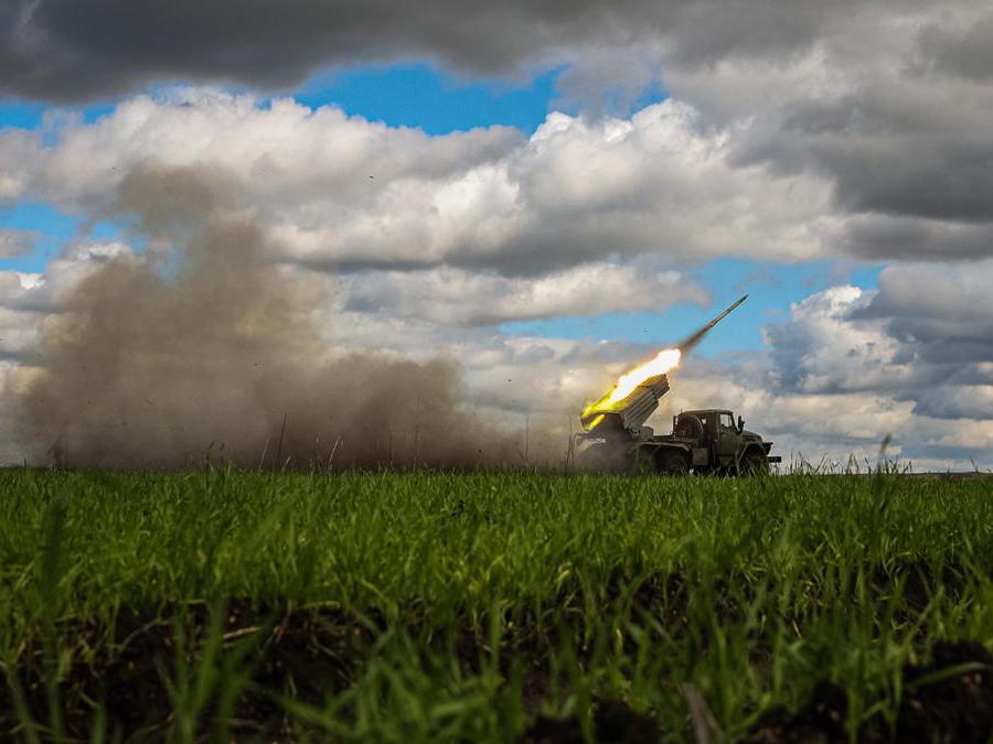 Regione di Donetsk , un  BM-21 'Grad' lancia missili verso le postazioni russe  (Photo by ANATOLII STEPANOV / AFP)