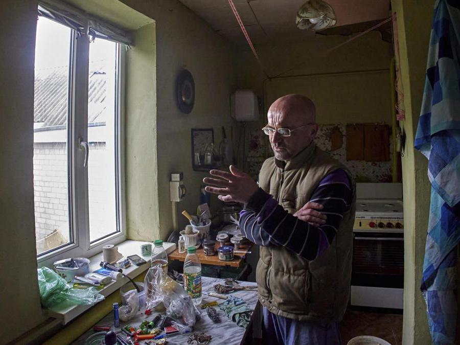 Ruska Lozova, nei pressi di  Kharkiv, un civile ucraino mostra la sua casa danneggiata dai combattimenti (EPA/SERGEY KOZLOV)
