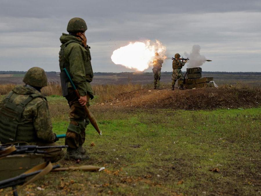 Soldati riservisti russi sparano con un lanciagranate durante un’esercitazione nella regione di Donetsk (REUTERS/Alexander Ermochenko)