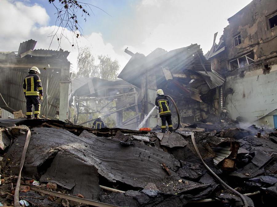 Kharkiv, pompieri al lavoro in una piccola fabbrica per spegnere l’incendio causato dai bombardamenti (EPA/SERGEY KOZLOV)