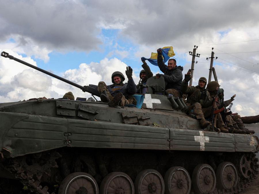 Soldati ucraini su un carro armato nei pressi di Lyman, regione di Donetsk (Photo by Anatolii Stepanov / AFP)