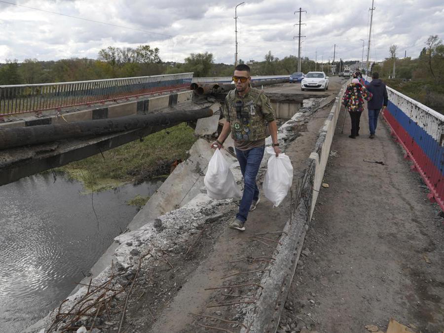 Petropavlivka, nei pressi di  Kupyansk, area di  Kharkiv, un civile ucraino attraversa un ponte danneggiato (EPA/VASILIY ZHLOBSKY)