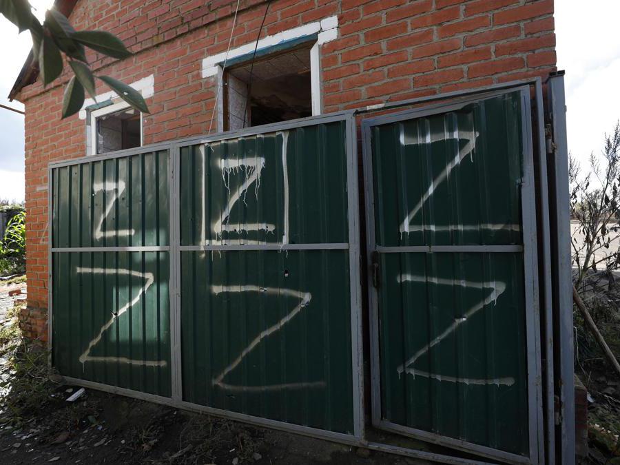Kamyanka, distretto di Izyum, una casa distrutta marchiata con la lettera “Z” (EPA/ATEF SAFADI)