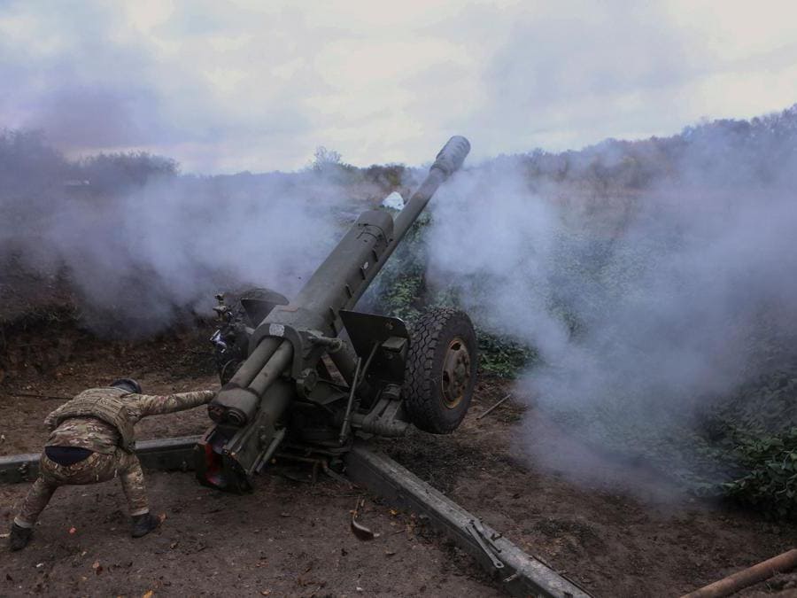 Regione di Kharkiv, un soldato ucraino spara con un cannone verso le postazioni russe (REUTERS/Vyacheslav Madiyevskyy)