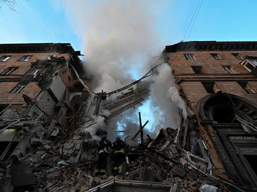 Zaporizhzhia, pompieri alle prese con un incendio scoppiato dopo il bombardamento di un palazzo residenziale (REUTERS/Stringer)