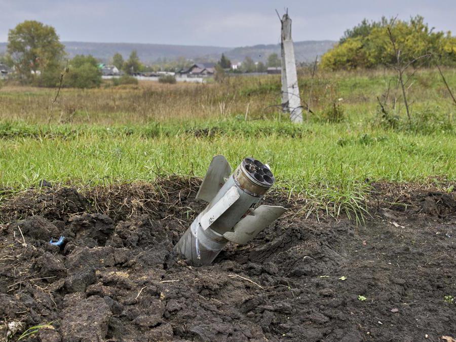 Ruski Tyshky, nei pressi di  Kharkiv, i resti di un missile russo (EPA/SERGEY KOZLOV)
