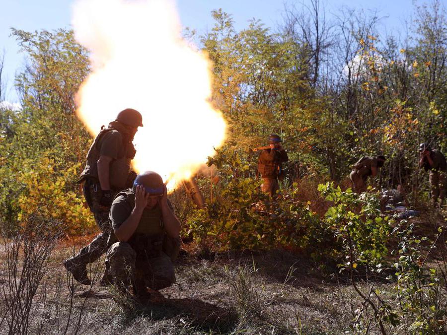 Regione di Donetsk, soldati ucraini sparano con un mortaio (Photo by Anatolii Stepanov / AFP)