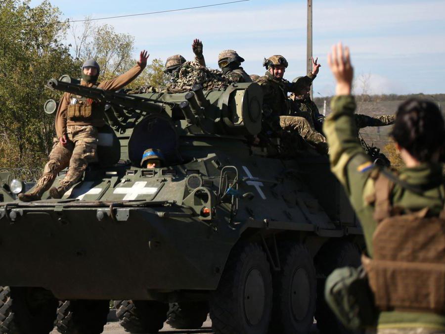 Regione di Donetsk, soldati ucraini su un carro armato (Photo by Anatolii Stepanov / AFP)
