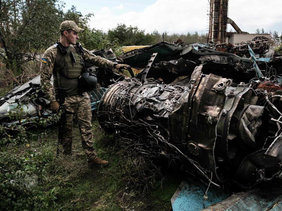 Regione di Donetsk, un addetto stampa dell’esercito ucraino mostra i detriti di un aereo da attacco russo Su-34 distrutto dalla contraerea (Photo by Yasuyoshi CHIBA / AFP)