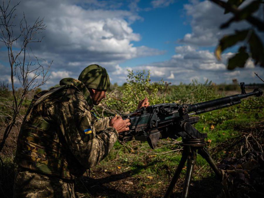 Regione di Mykolaiv, un soldato ucraino controlla la sua mitragliatrice   (Photo by Dimitar DILKOFF / AFP)