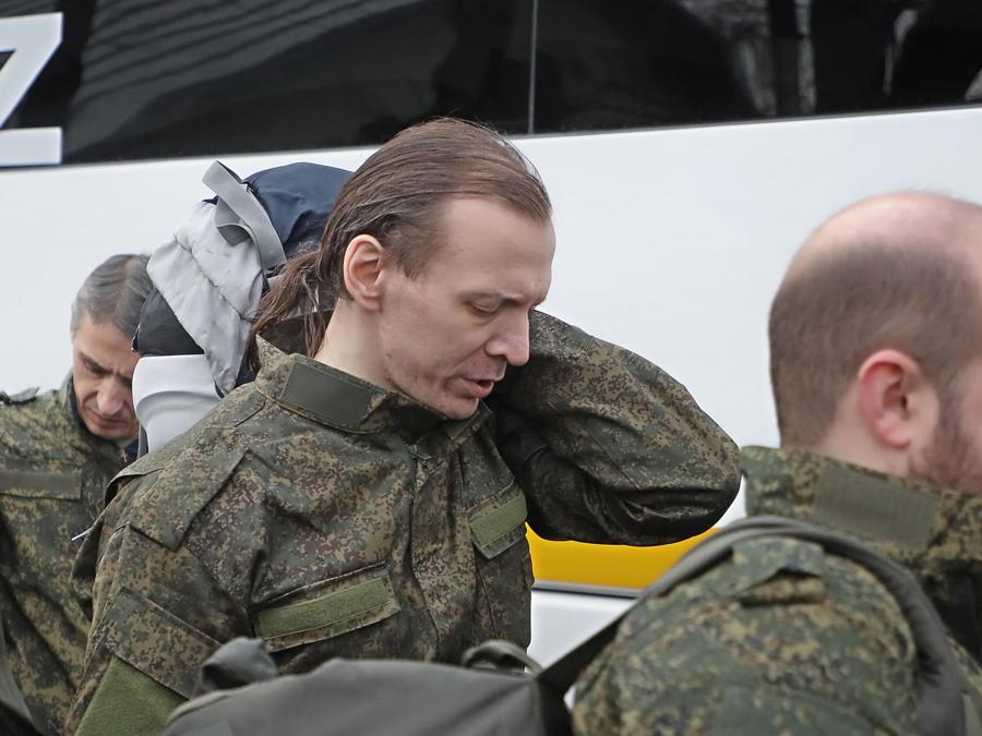 Mosca, soldati coscritti russi si preparano a partire per il fronte (EPA/MAXIM SHIPENKOV)