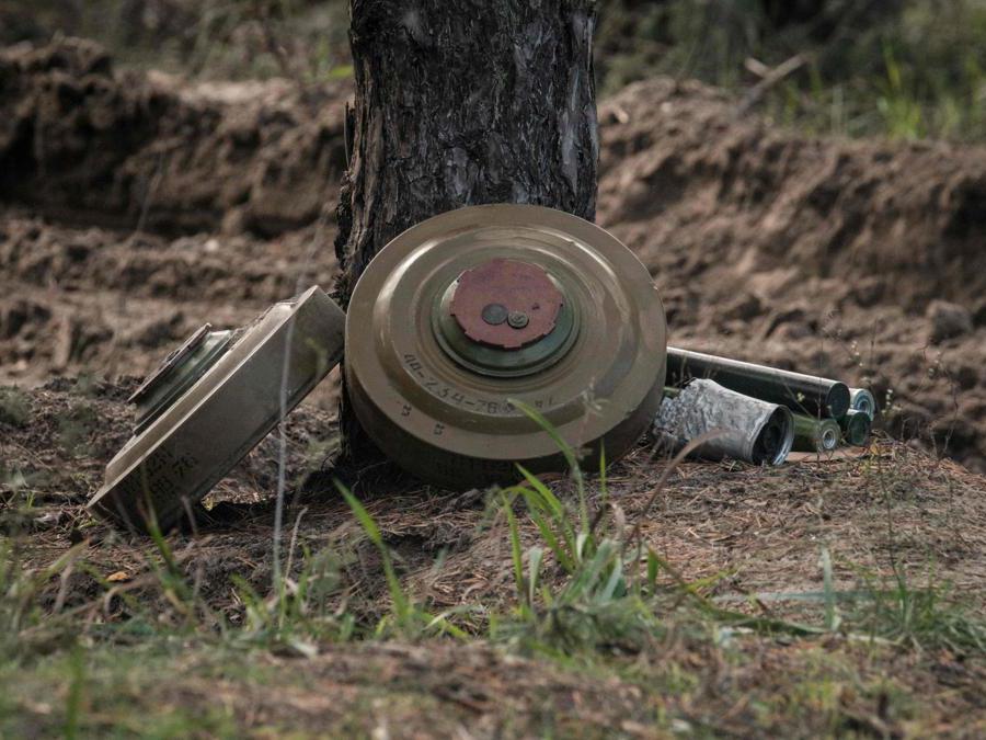 Lyman, regione di Donetsk, mine anti tank recuperate dagli sminatori ucraini (Photo by Yasuyoshi CHIBA / AFP)
