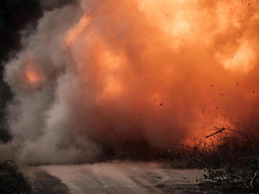 Lyman, regione di Donetsk, una mina fatta brillare (Photo by Yasuyoshi CHIBA / AFP)