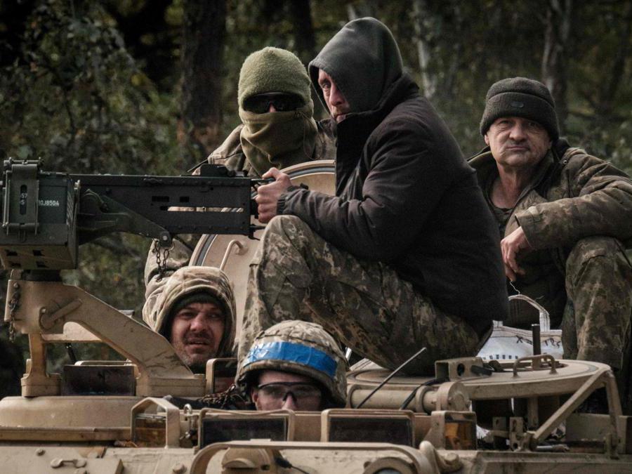 Lyman, regione di Donetsk, soldati ucraini su un carro armato (Photo by Yasuyoshi CHIBA / AFP)
