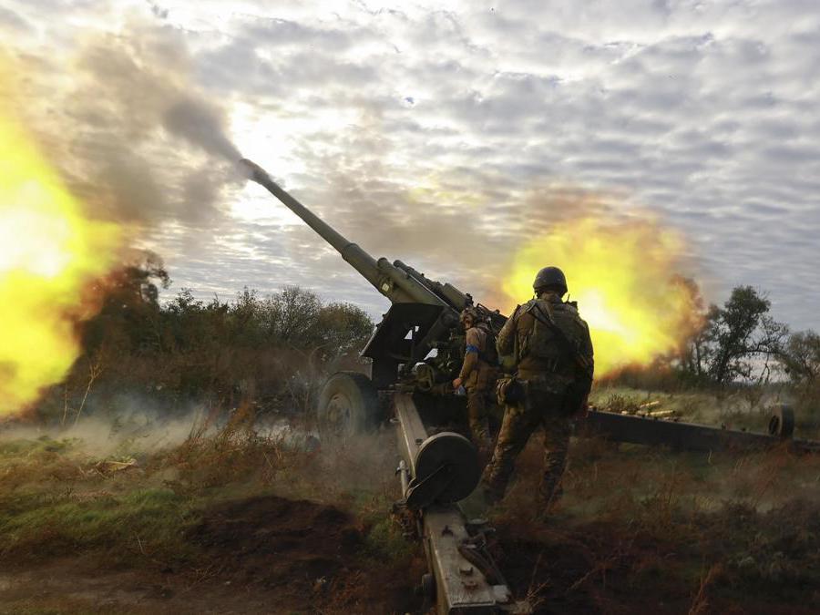 Kupyansk, nei pressi di Kharkiv, soldati ucraini sparano con un cannone 152.4 mm Howitzer Msta-B catturato ai russi (EPA/SERGEY KOZLOV)
