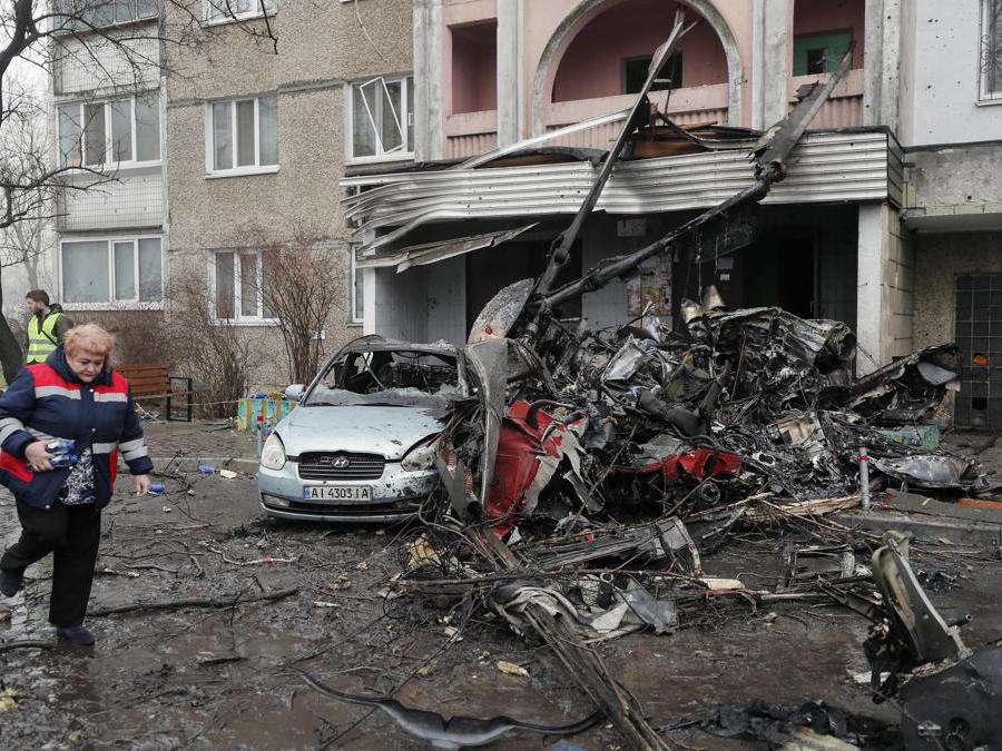 Servizi di soccorso e operatori sanitari sulla scena di un incidente in elicottero vicino al relitto a Brovary, vicino a Kiev, in Ucraina (Epa/Sergey Dolzhenko) 