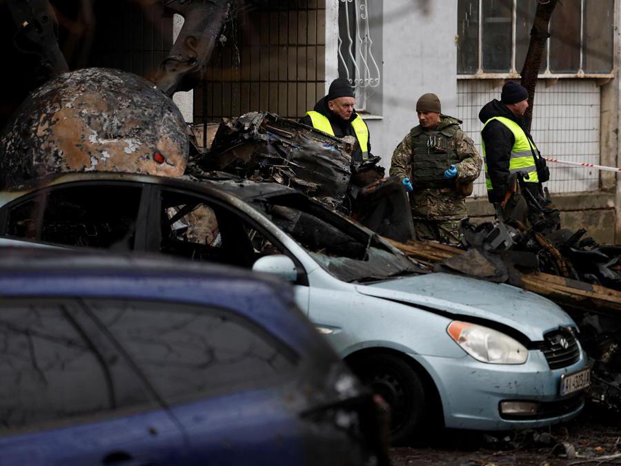 Un’immagine dell’incidente in elicottero  nella città di Brovary, fuori Kiev, Ucraina, (Reuters/Valentyn Ogirenko)