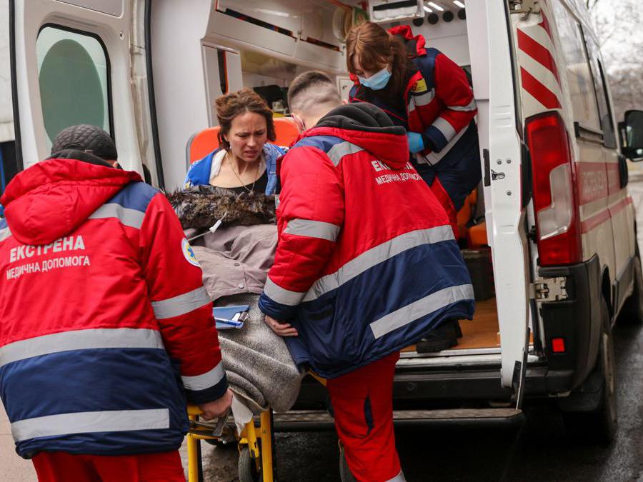 Gli operatori sanitari aiutano una donna ferita mentre arriva in ospedale dopo che un elicottero è caduto su edifici delle infrastrutture civili, durante l’attacco della Russia all’Ucraina, a Kiev, in Ucraina (Reuter/Nacho Doce)