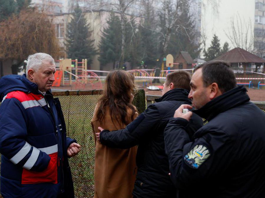 Una donna  sul luogo di un incidente in elicottero, durante l’attacco della Russia all’Ucraina, nella città di Brovary, fuori Kiev, Ucraina (Reuters/Valentyn Ogirenko)