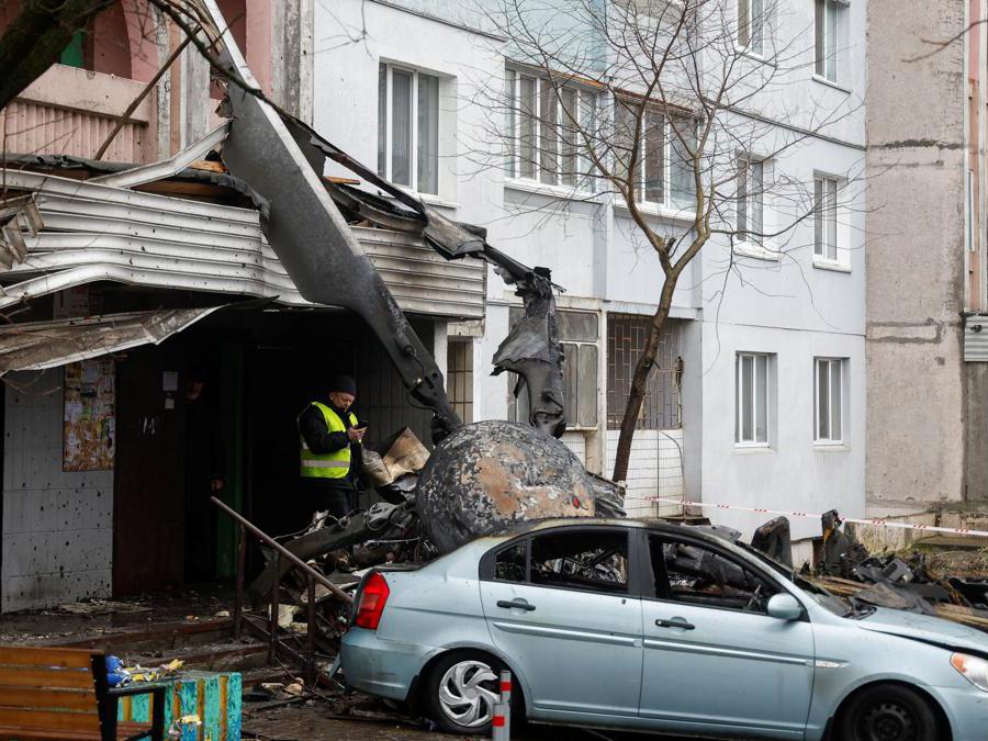 Un’auto distrutta a causa dell’incindente di un elicottero caduto  durante l’attacco della Russia all’Ucraina, nella città di Brovary, fuori Kiev, Ucraina (Reuters/Valentyn Ogirenko)