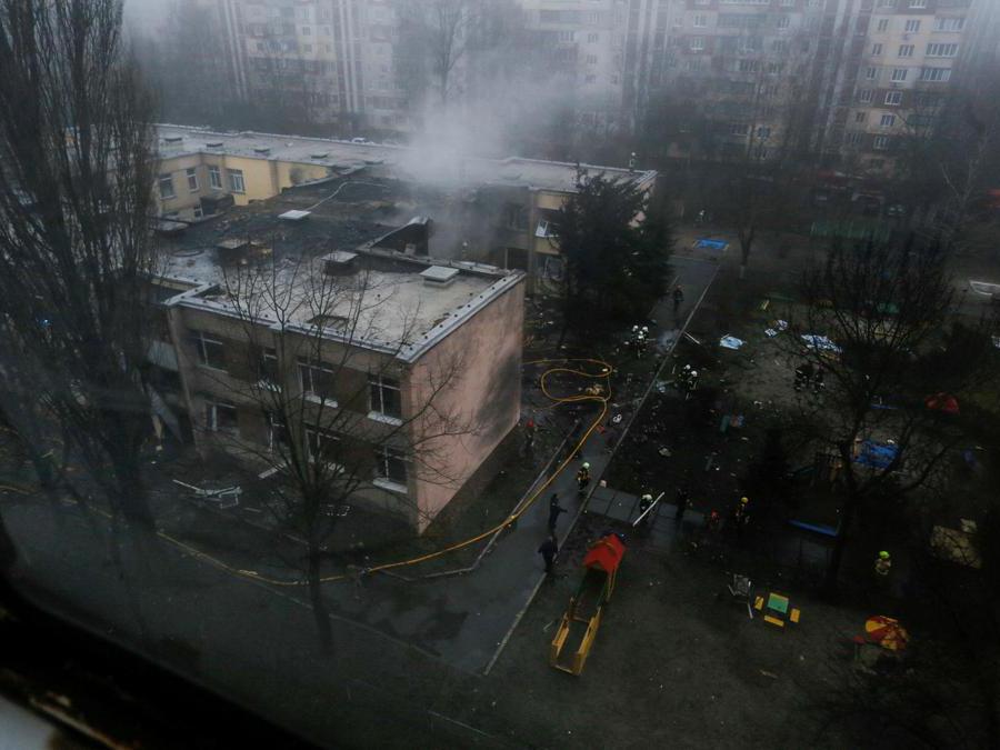Nell’immagine l’asilo colpito dall’elicottero precipitato nella citta di Brovary, fuori Kiev (Ucraina) (Retuers/Yan Dobronosov)