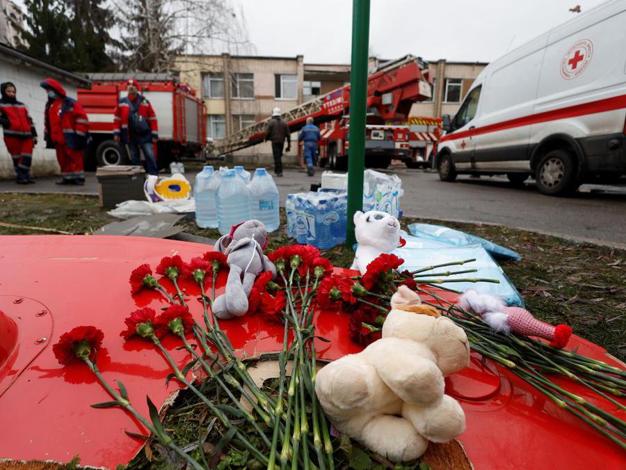 Dei tributi vengono lasciati sul luogo dell’incidente in elicottero, durante l’attacco della Russia all’Ucraina, nella città di Brovary, fuori Kiev, Ucraina (Reuters/Valentyn Ogirenko)