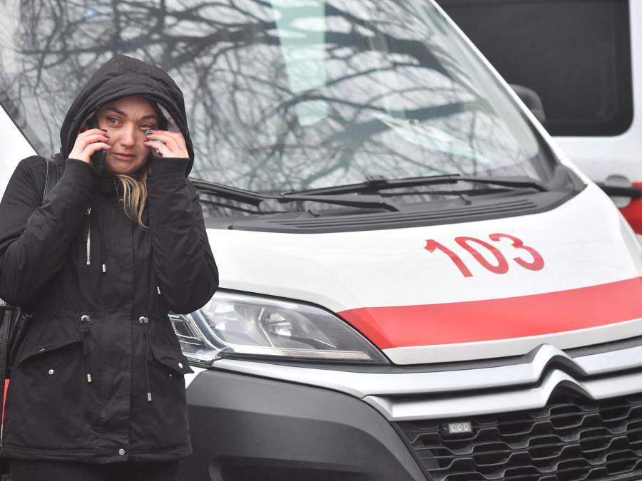 Una donna piange vicino al luogo in cui un elicottero si è schiantato nei pressi di un asilo a Brovary, fuori dalla capitale Kiev, uccidendo sedici persone, tra cui due bambini e il ministro degli interni ucraino (Afp/Sergei Supinsky)