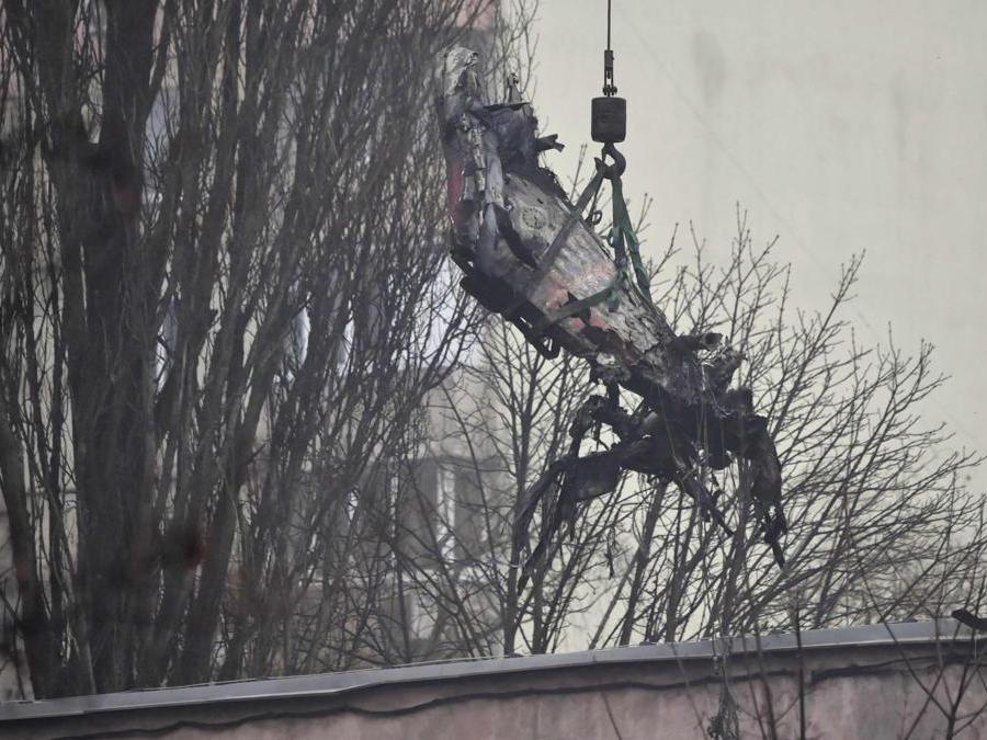 I resti dell’elicottero precipitato (Afp/Sergei Supinsky)