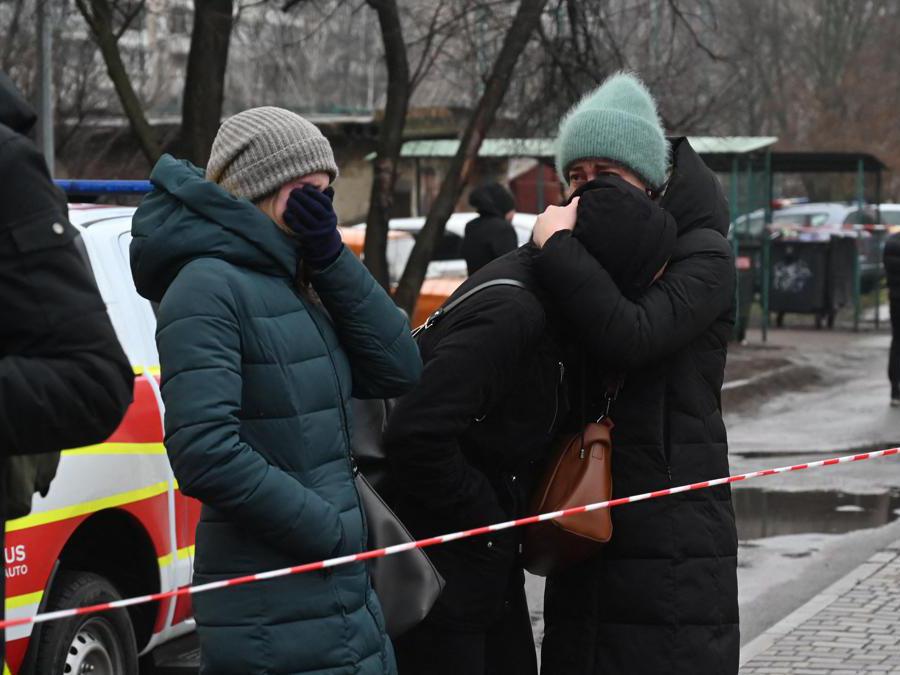 Delle persone piangono vicino al luogo dell’incidente. (Afp/Sergei Supinsky)