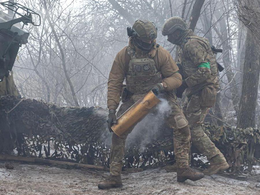 Members of the 3rd Separate Assault Brigade (Azov Unit) of the Armed Forces of Ukraine fire 152 mm howitzer 2A65 Msta-B, amid Russia's attack on Ukraine, near Bahmut, in Donetsk region, Ukraine, February 6, 2023. REUTERS/Marko Djurica