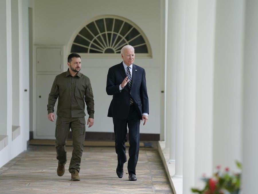 Il presidente americano  Joe Biden e il presidente ucraino Volodymyr Zelenski verso alla Casa Bianca (AP)