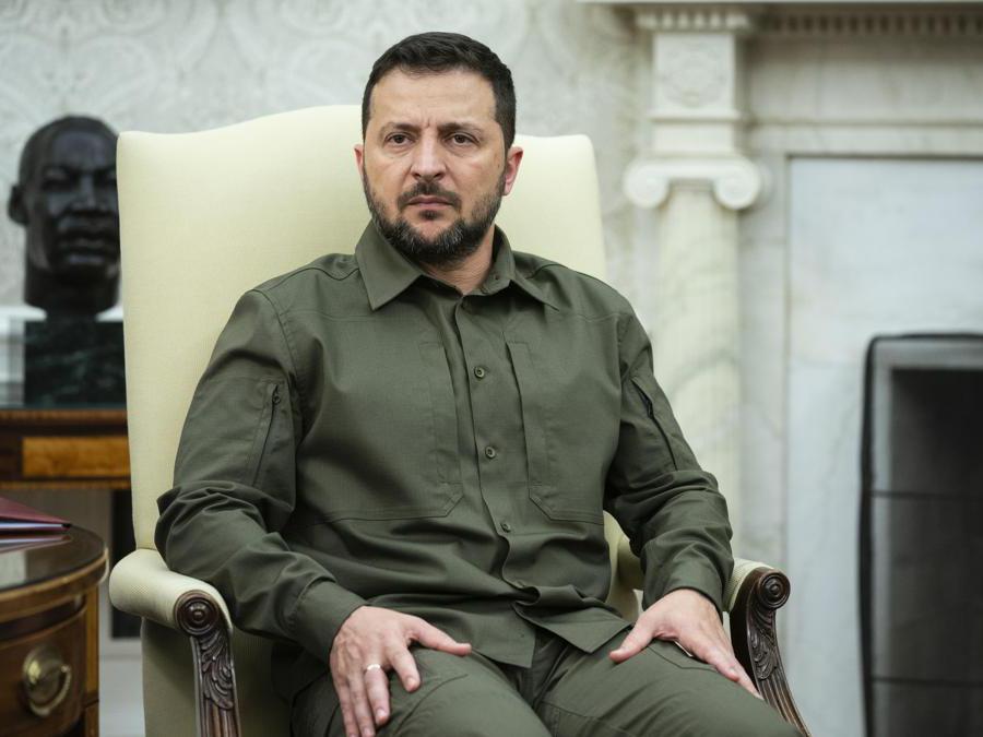 Il presidente ucraino Volodymyr Zelenski nell’ Ufficio Ovale della Casa Bianca (AP)