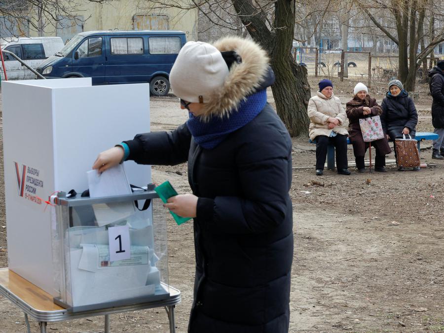 Una donna vota in un seggio elettorale mobile durante la votazione per le elezioni presidenziali russe, nel corso del conflitto Russia-Ucraina a Donetsk, nell’Ucraina controllata dalla Russia.(Reuters)