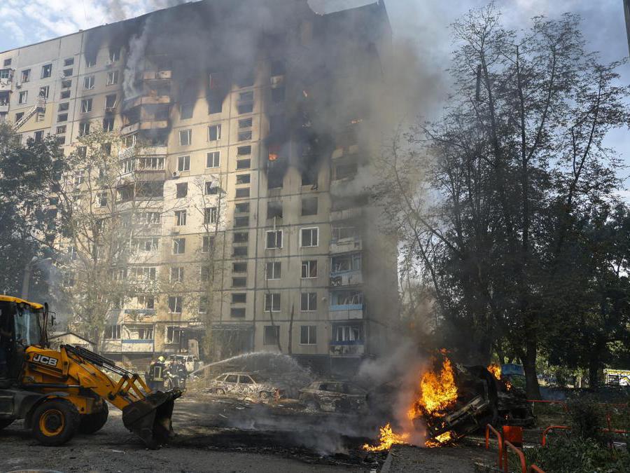 Soccorritori ucraini lavorano sul sito di un edificio residenziale di 12 piani danneggiato a seguito di un attacco missilistico a Kharkiv, nel nord-est dell’Ucraina, il 30 agosto 2024, nel mezzo dell’invasione russa. Almeno sei persone sono state uccise, tra cui una ragazza di 14 anni, e altre 59 ferite, tra cui nove bambini tra i 5 e i 16 anni, dopo che attacchi missilistici russi hanno colpito cinque località a Kharkiv, ha scritto il capo dell’amministrazione militare di Kharkiv, Oleg Synegubov. su telegramma. Le truppe russe sono entrate in territorio ucraino il 24 febbraio 2022, dando inizio a un conflitto che ha provocato distruzione e una crisi umanitaria. EPA/SERGEY KOZLOV
