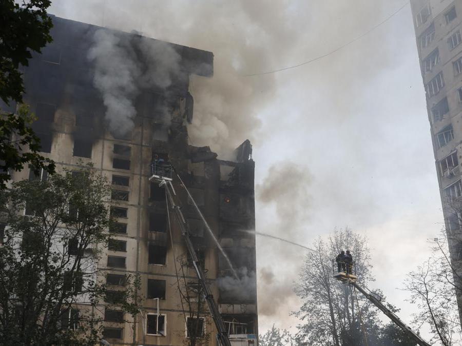  Soccorritori ucraini lavorano sul sito di un edificio residenziale di 12 piani danneggiato a seguito di un attacco missilistico a Kharkiv, nel nord-est dell’Ucraina. EPA/SERGEY KOZLOV