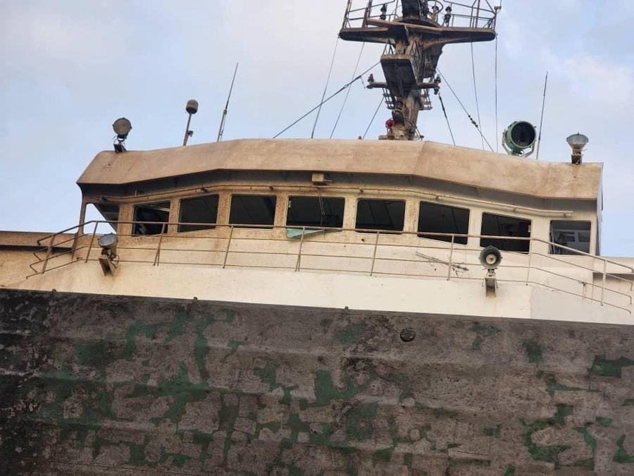 La nave cargo Paresa, battente bandiera di Saint Kitts e Nevis, danneggiata da un attacco missilistico russo, nel porto marittimo di Pivdenny, nella regione di Odessa. (Servizio stampa del Ministero per lo sviluppo delle comunità e dei territori dell’Ucraina/ via Reuters)