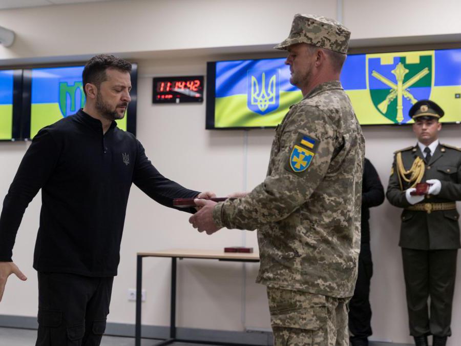 Il presidente Zelensky incontra  i soldati delle forze di difesa territoriale e delle forze armate ucraine