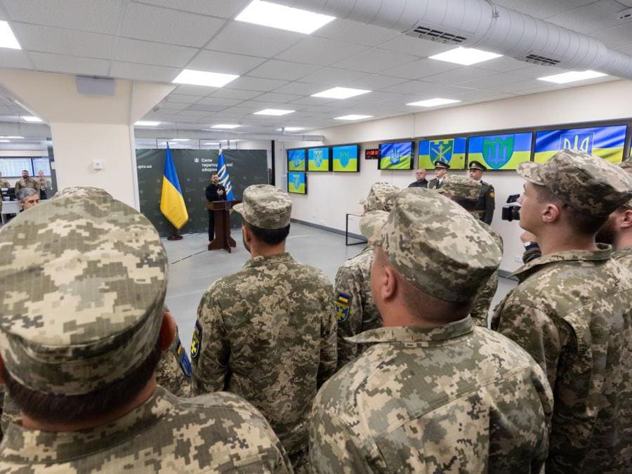 Il presidente Zelensky incontra  i soldati delle forze di difesa territoriale e delle forze armate ucraine