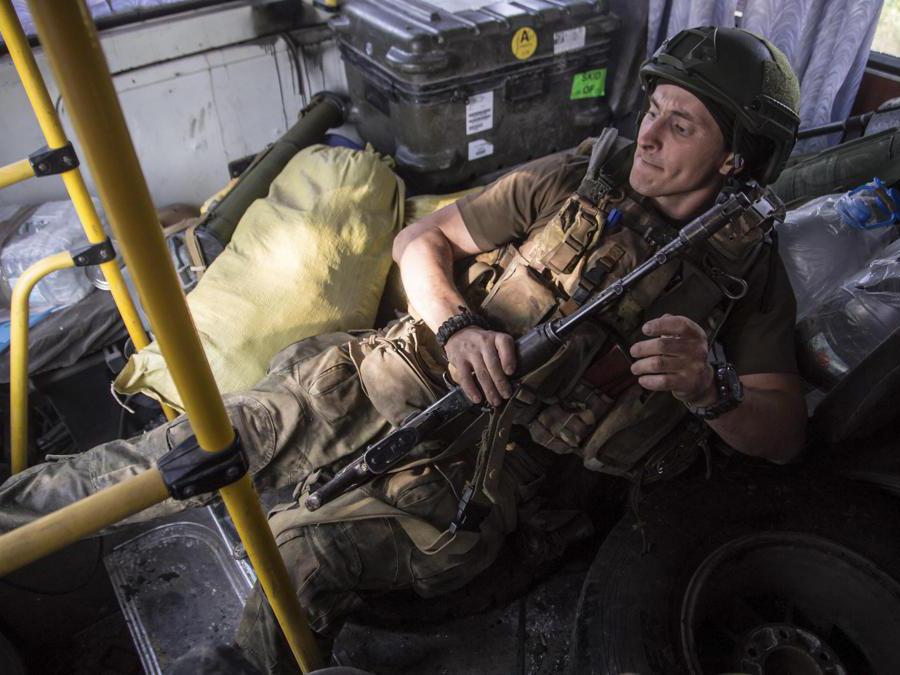 Un soldato ucraino si reca al fronte nei pressi di Severodonetsk (EPA/OLEKSANDR RATUSHNIAK)